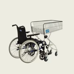 Chariot pour personne à mobilité réduite utilisé avec fauteuil roulant en magasin