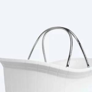 Détail des poignées en aluminium du panier à main de luxe 12 litres