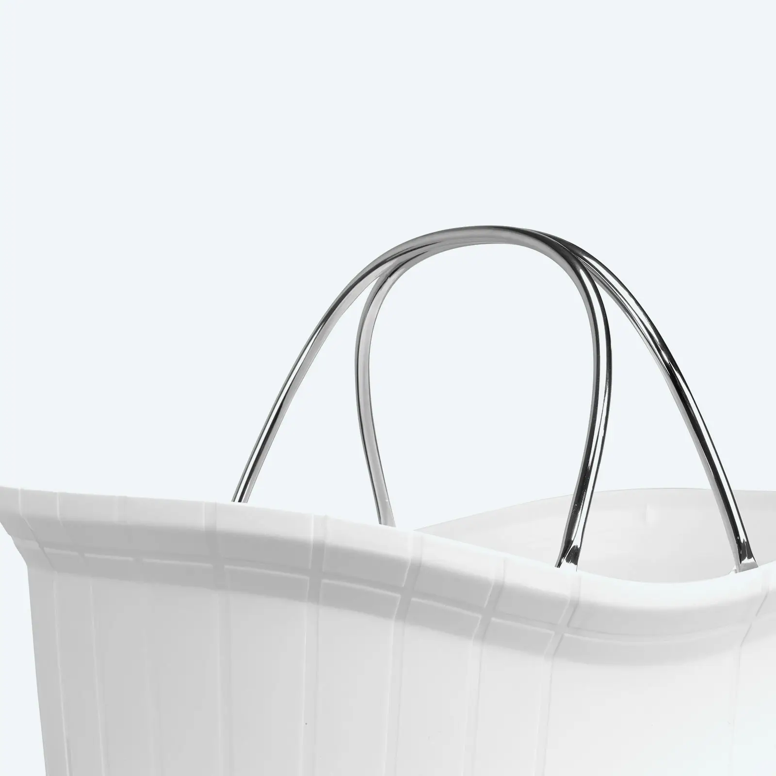 Détail des poignées en aluminium du panier à main de luxe 12 litres