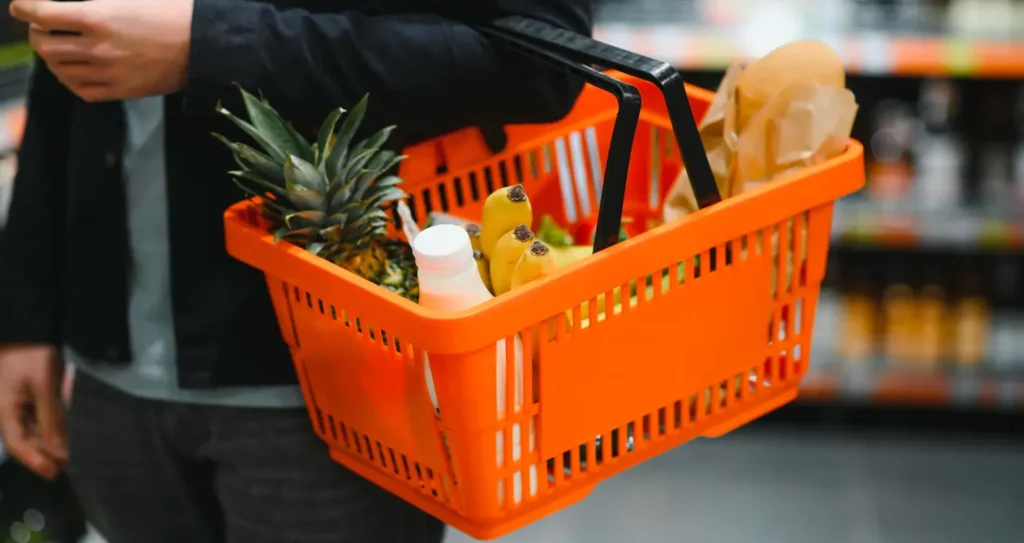 Cliente con una cesta de compra de supermercado de 22 litros
